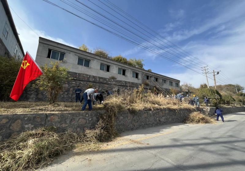 有工投黨員干部、團(tuán)員青年的耕耘那處便是公司最美麗的一角-----物產(chǎn)工投公司開展環(huán)境專項整治主題黨日、團(tuán)日活動